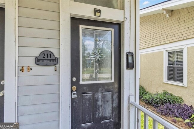 Photo - 211 Broad St