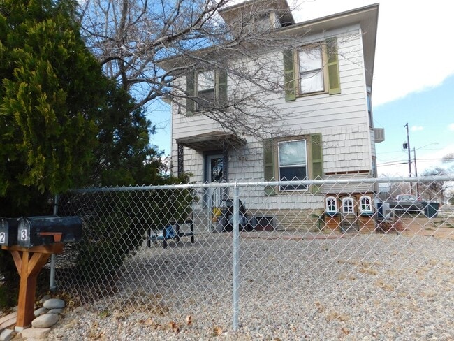 Building Photo - 360 Chipeta Ave Unit 3