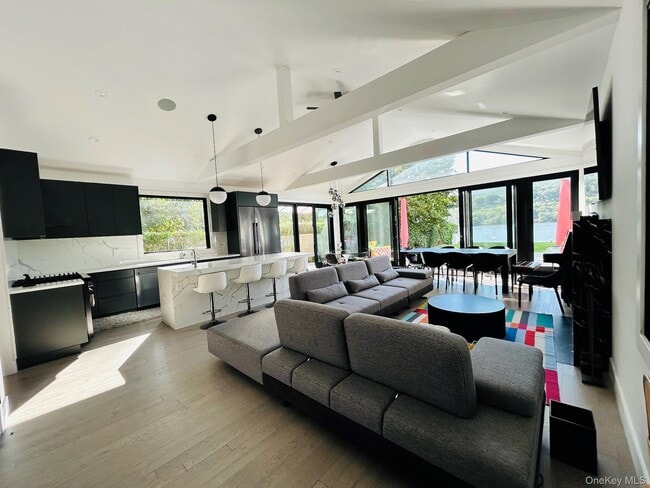 Photo - 12 Hudson River Ln