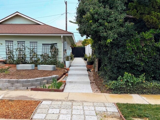 Entrada independiente con portón - 1518 Warwick Ave