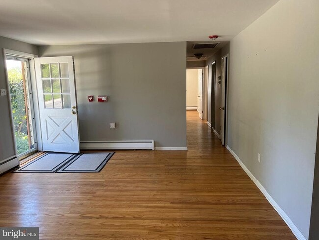 Building Photo - 319 Meetinghouse Ln