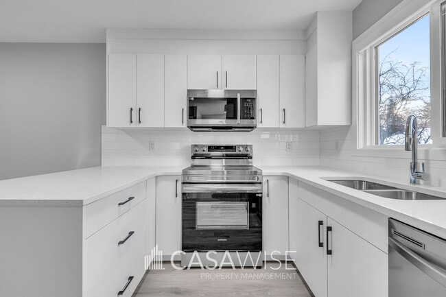 Building Photo - 11331-11126 126 St NW Unit GS