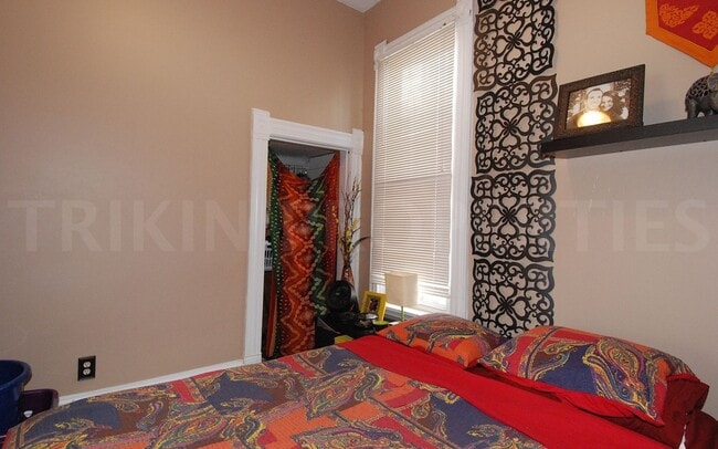 Building Photo - 2533 Lyndale Ave S Unit 2533-1