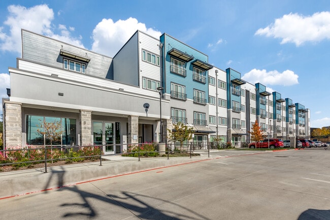 Building Photo - Vista at Everest
