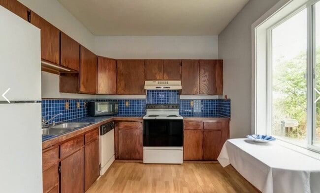 Photo - Charming 3 bed 1.5 bath available in Bellingham!