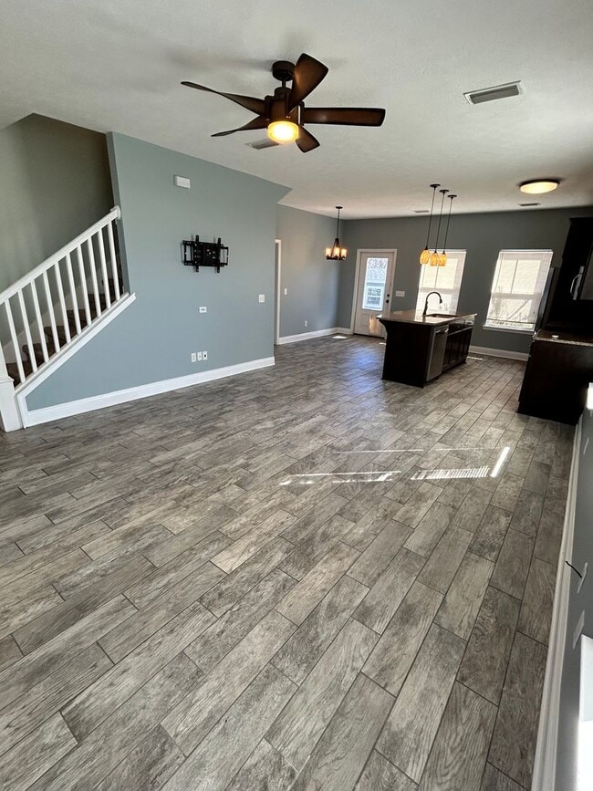 Photo - 664 Helen Ave