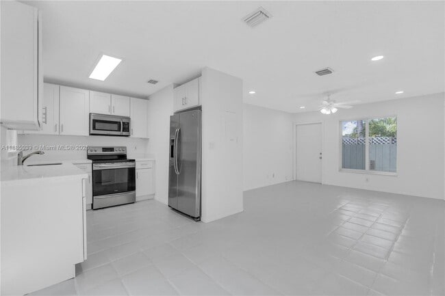 Building Photo - 1428 NE 2nd Ave Unit 2 Rental