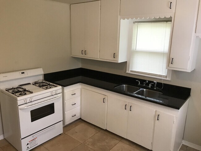 Photo - 1221 N Louisa Ave