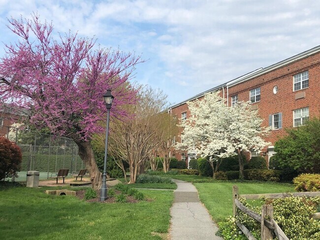 Building Photo - 1630 W Abingdon Dr Unit 201
