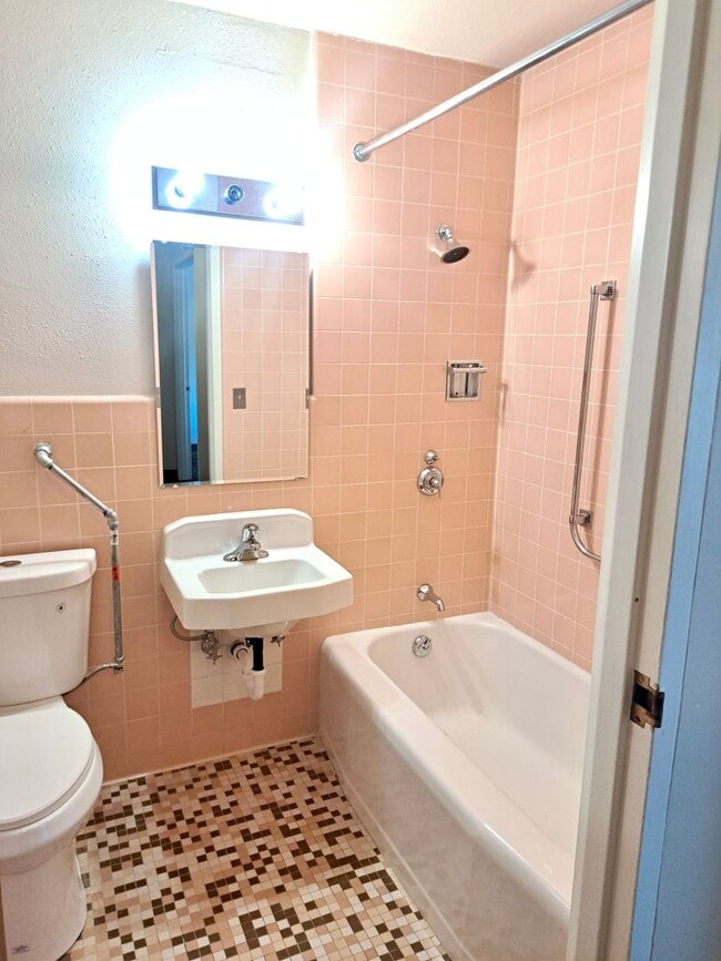 Photo - UNDER NEW MANAGEMENT: 2bdrm/1ba Efficiency Room - Pet Friendly! Unit 3959 Sheridan Ave Apt 210