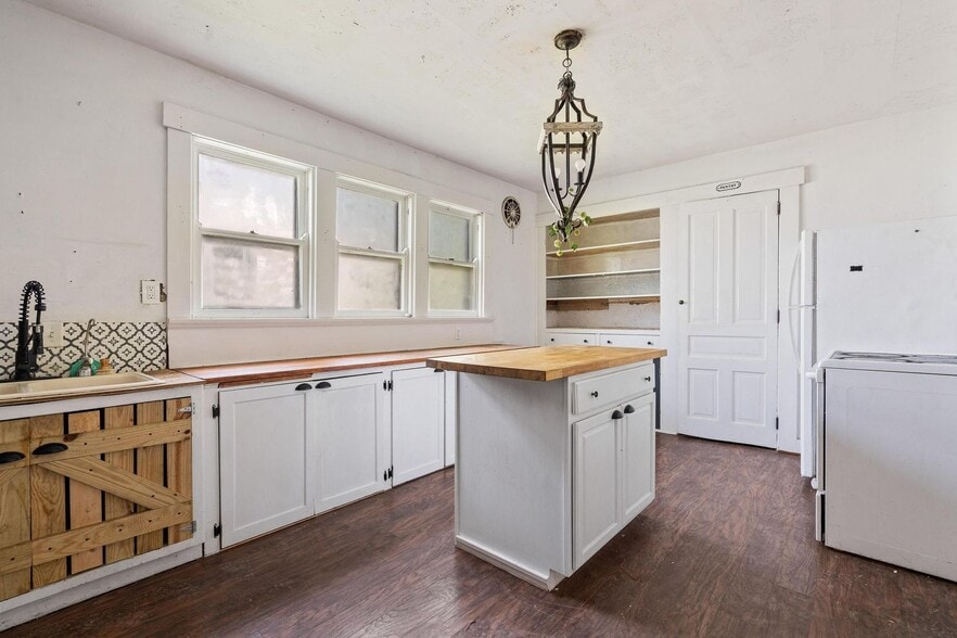 2225 Catalpa Dr.