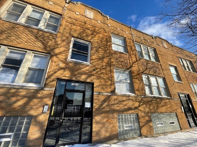 Photo - 7955 S Emerald Ave Unidad 2