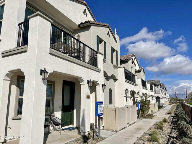 Building Photo - 9833 E Stratus Ave