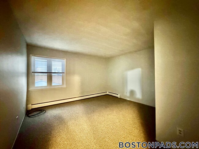 Building Photo - 695 N Main St