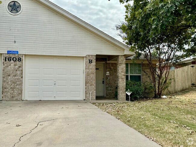 Building Photo - 1608 Yuma Trail Unit B Rental