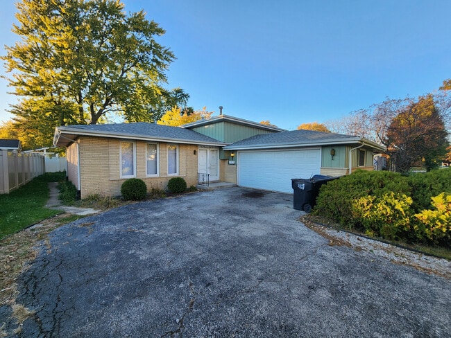 Building Photo - 16710 Kenwood Ave