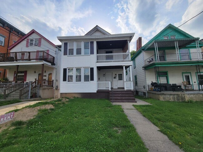 Photo - 3415 Woodburn Ave Apartment