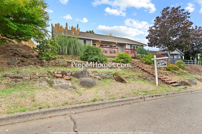 Building Photo - Beautifully Updated Three Bedroom Home in ...