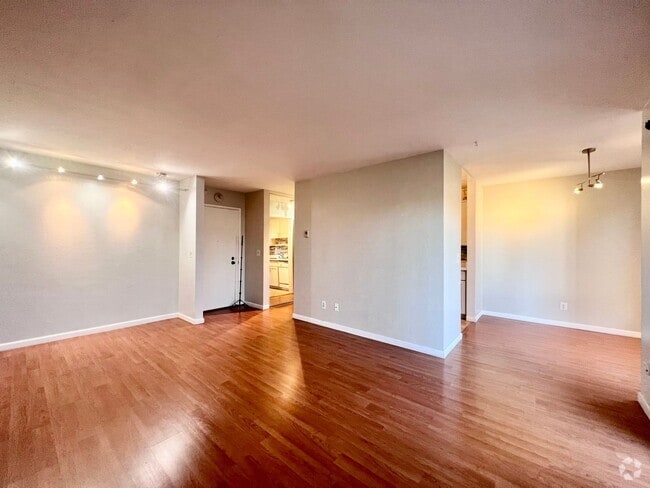 Building Photo - Spacious 1 bedroom with wood laminate floo... Unit 367 Rental