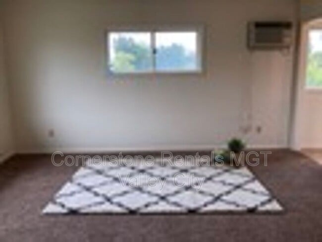 Photo - 807 3rd St SW