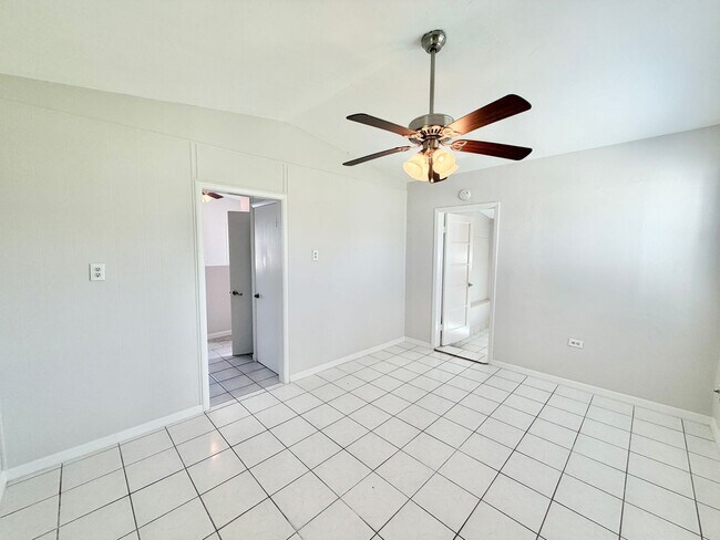 Photo - Roppo (561 SWB) Unidad 106 5th St #1