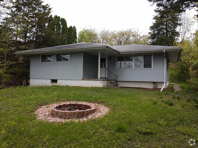 Building Photo - 3 bedroom 1 bath house in Davenport