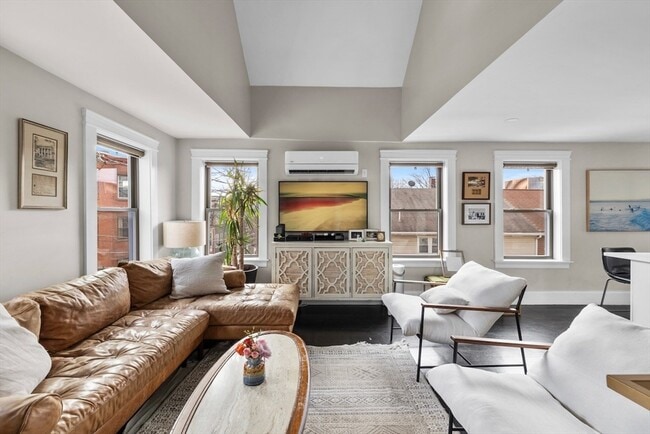 Building Photo - 38 Mead St Unit 2