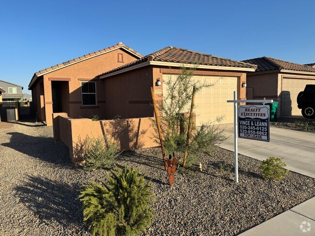 Building Photo - Like New Northwest 3 Bedroom Rental