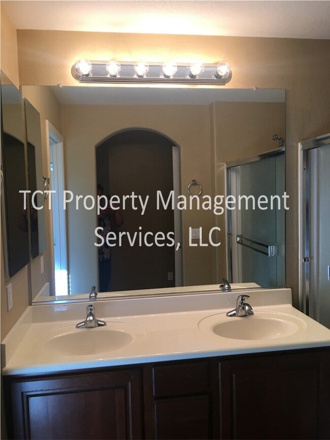 Photo - Upgraded Beautiful 3 bedroom 2.5 bath townhouse in The Cottages