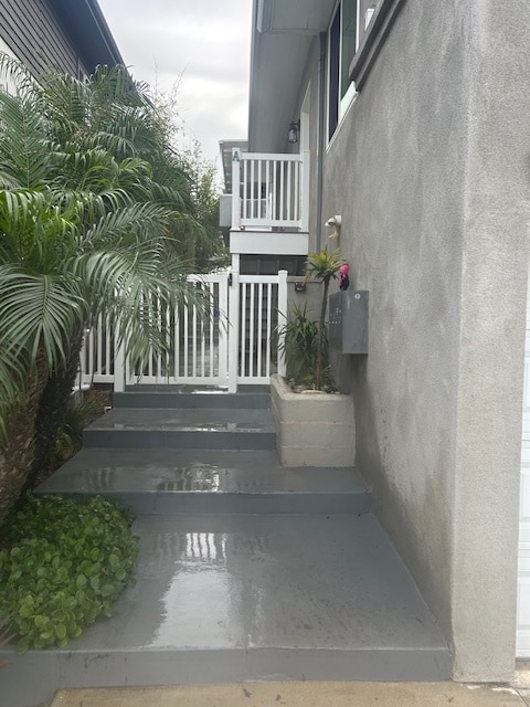 Walkway to unit - 1534 Manhattan Beach Blvd Apartments