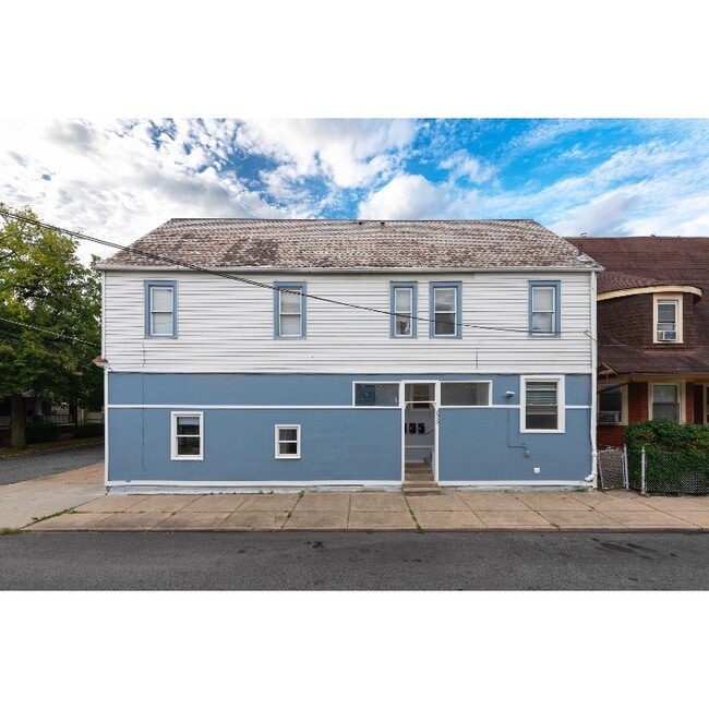 Building Photo - 2050 Robin St Unit 4