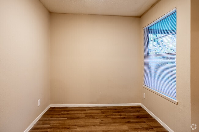 1BR, 1BA - 561SF