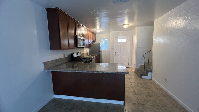 Building Photo - ** Move in special $1995 moves you in - Includes Deposit and January 2026 Rent. ** Updated interi... Unit C