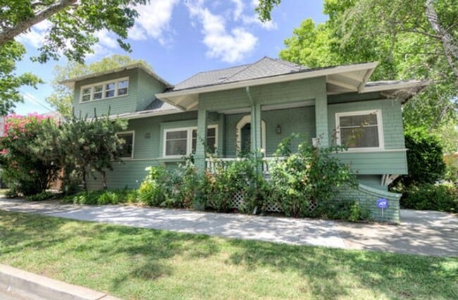 Building Photo - Historic Midtown Home