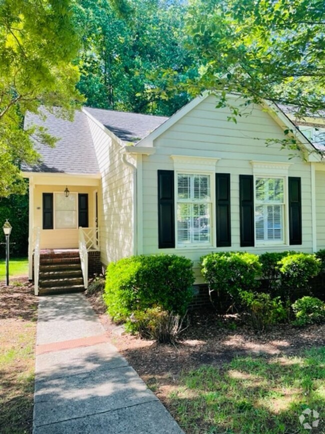 Building Photo - Beautifully updated townhouse