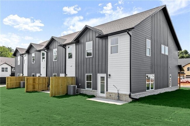 Photo - 547 W Pickens Rd