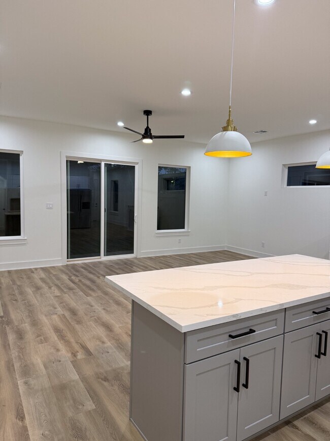 Photo - 9005 Comal St