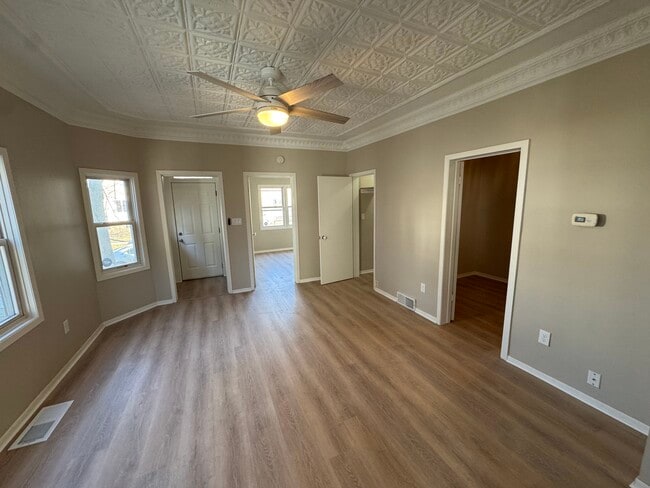 Photo - 305 E Clarence St