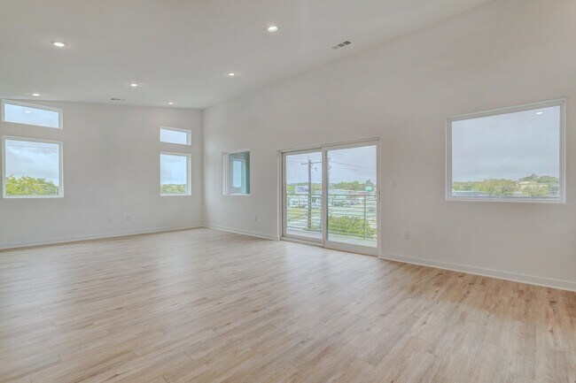 Photo - 100 W Mockingbird Ln