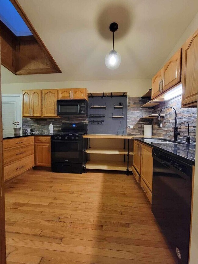 Photo - 2112 Old Elm Rd