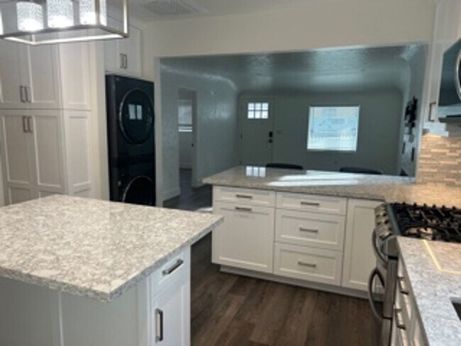 Photo - Howard St. Unidad Howard 667 Front House