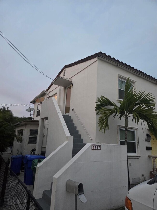 Building Photo - 3415 SW 15th St Unit 2