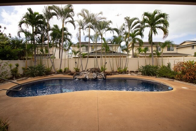 Building Photo - Stunning 4-Bedroom Home with Solar and Sal...