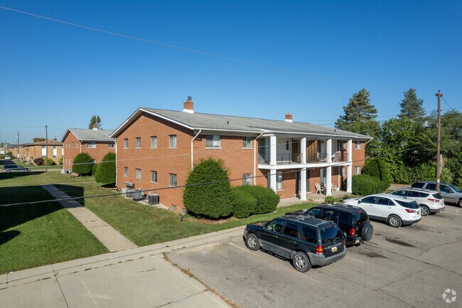 Colonial Manor