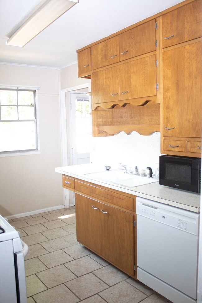 Photo - 3 Bedroom 1 Bath Near Campus