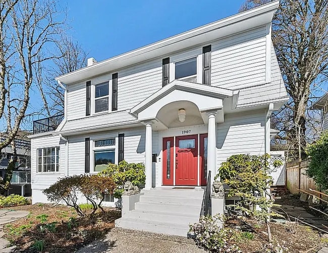Building Photo - Amazing Colonial House in Sullivan's Gulch...