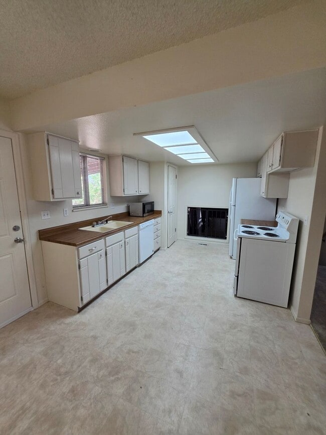 23 Queensbury Ct