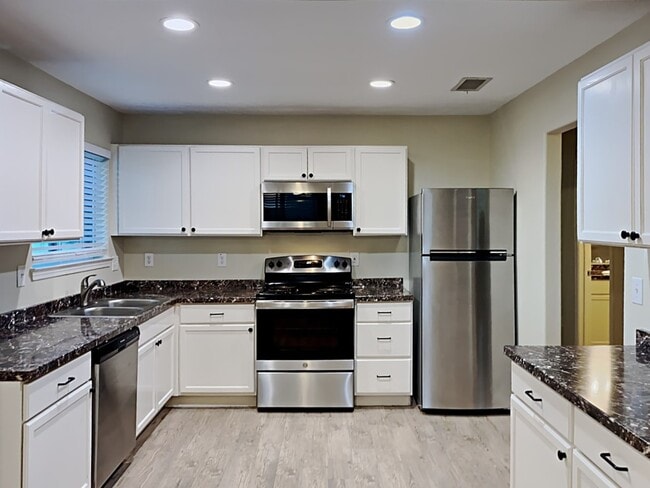 Building Photo - 10202 Staghill Dr