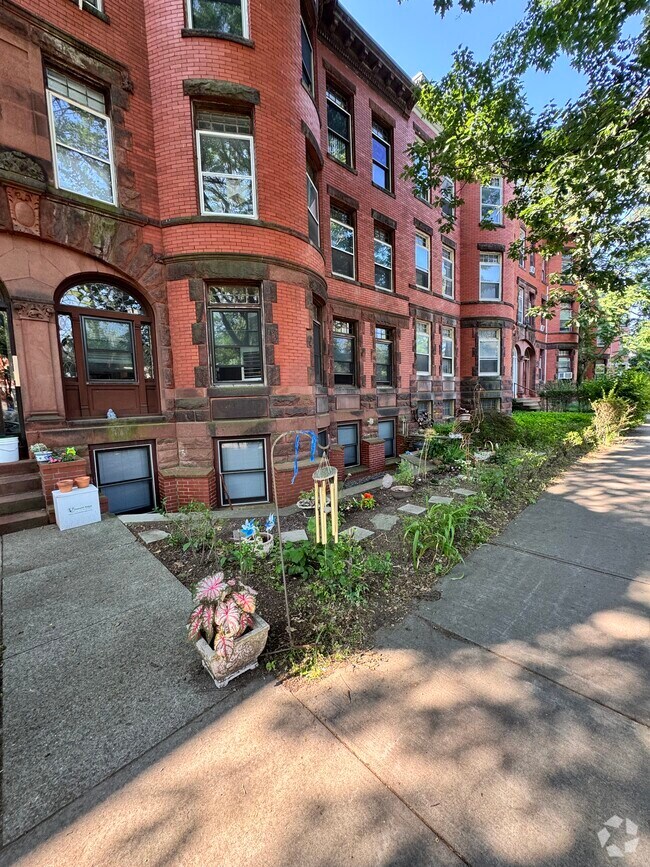 Building Photo - 1901 Beacon St Unit 2 Rental