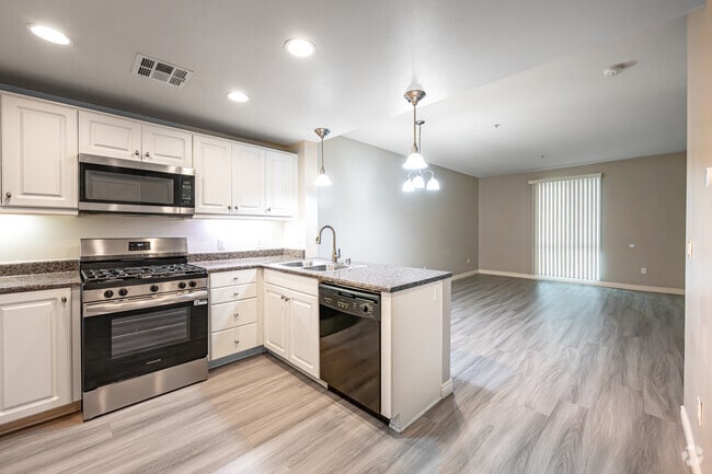 1BR, 1BA - 762SF